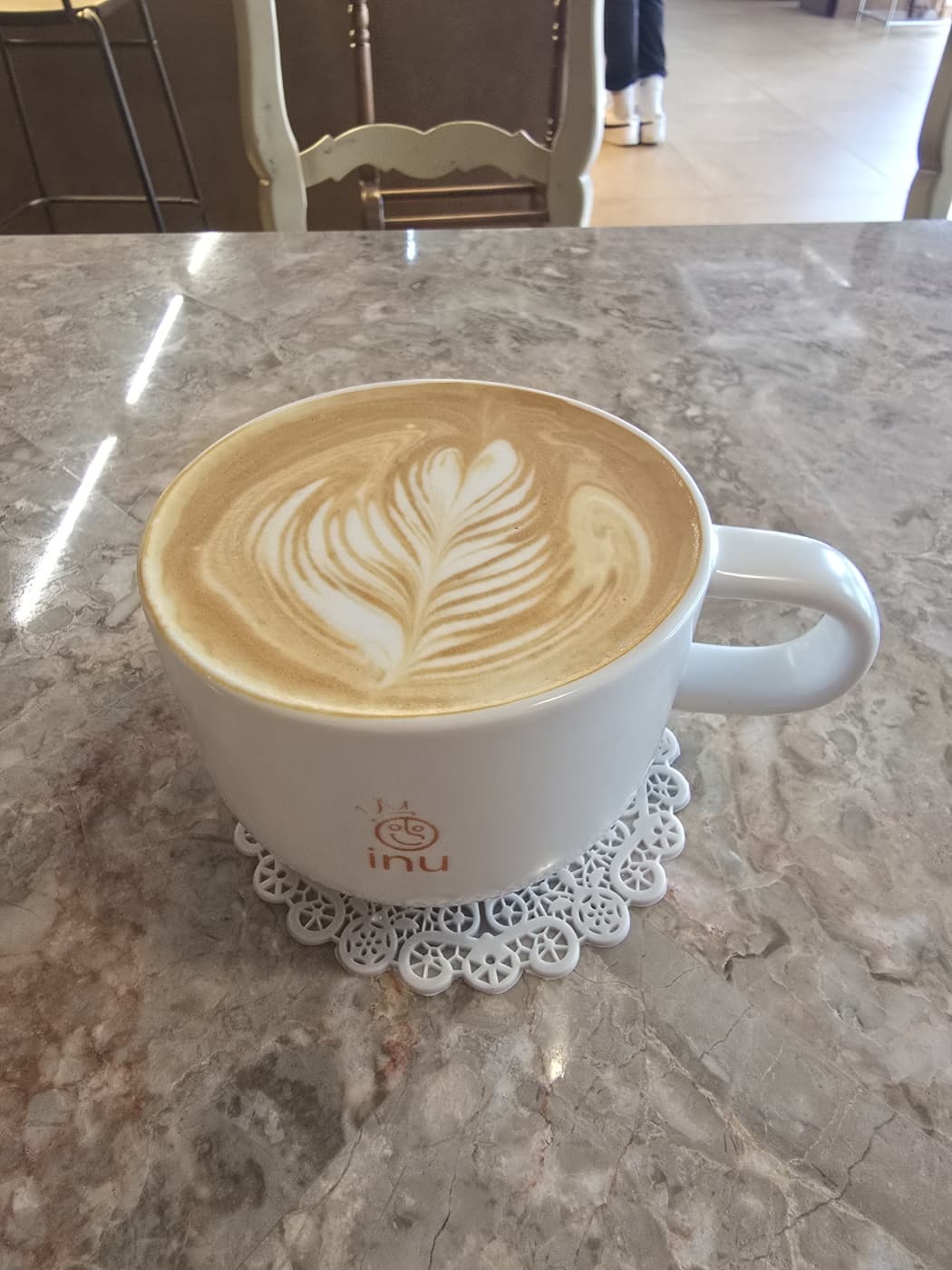 동림동 카페 인우 라떼아트 사진, 하트와 잎사귀 패턴이 담긴 부드러운 라떼