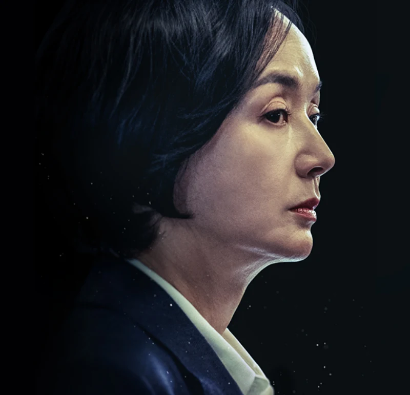 검은 배경에 검은 정장을 입은 오랫동안 당신을 기다렸습니다의 유정숙