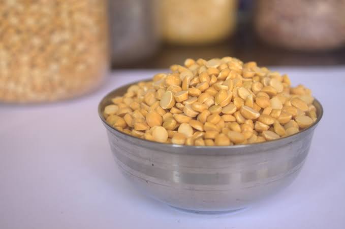 렌틸콩이 스텐그릇에 담겨져있다.