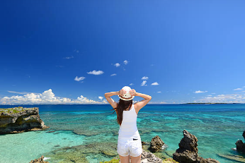 오키나와 바다 앞의 한 여인의 모습