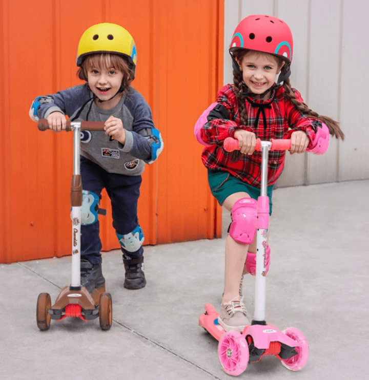 킥보드를-타고있는 외국 어린이