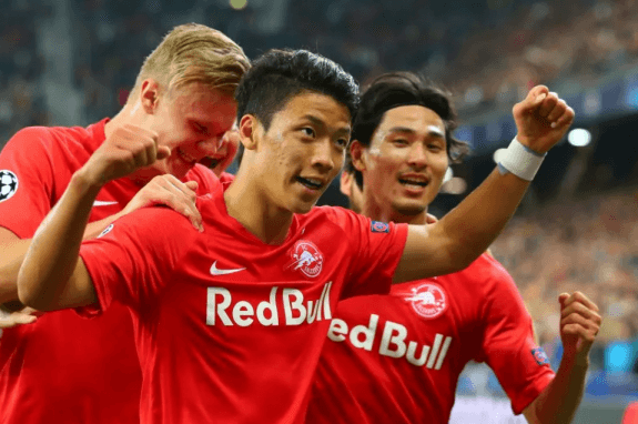 두손을 높이들고 확신하는 황희찬