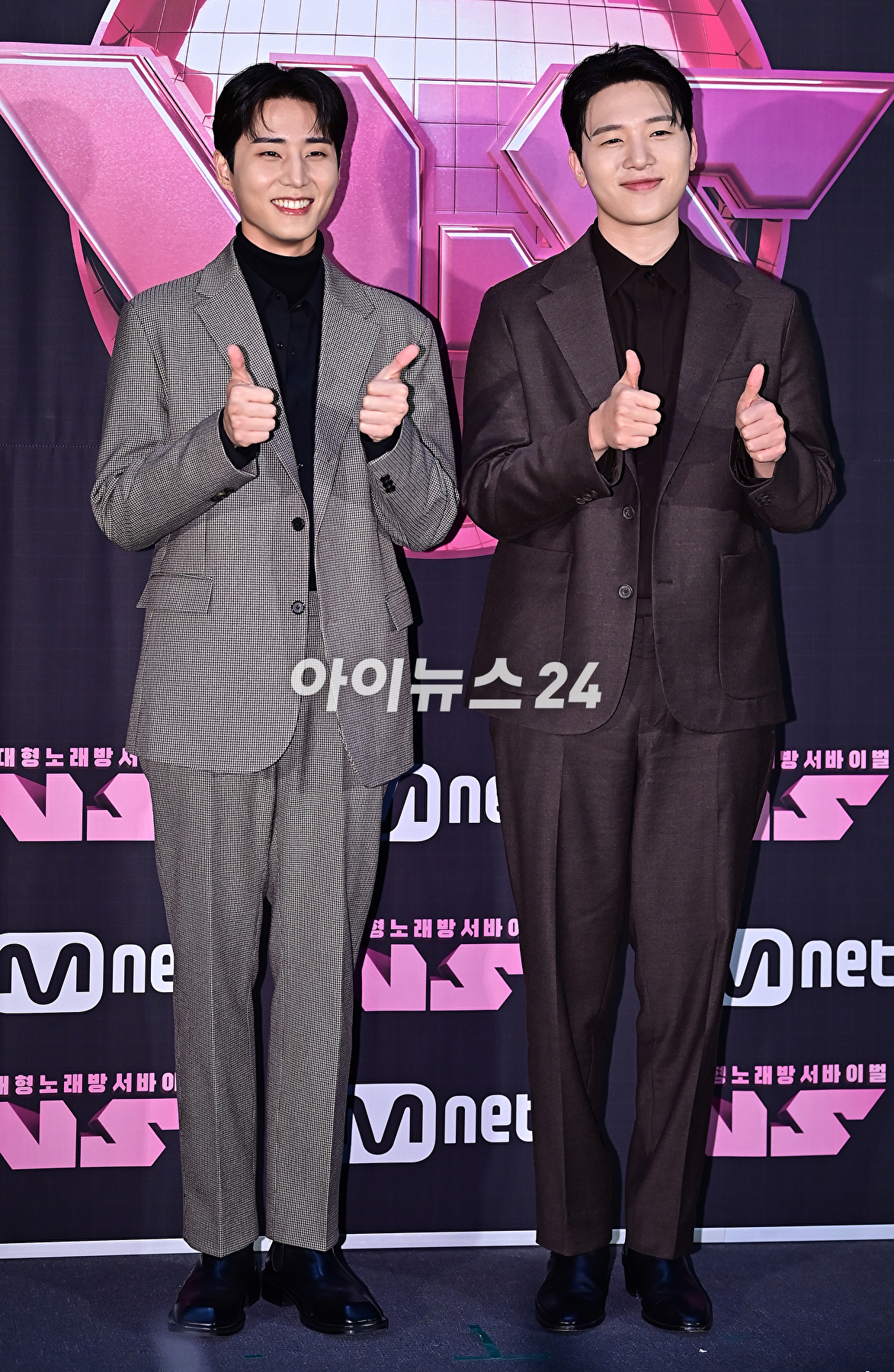 가수 영케이와 김민석이 22일 오후 서울 강남 CGV 청담씨네씨티에서 열린 Mnet '초대형 노래방 서바이벌(브이에스)'신곡 음원 쇼케이스에서 포토타임을 갖고 있다. [사진=곽영래 기자]