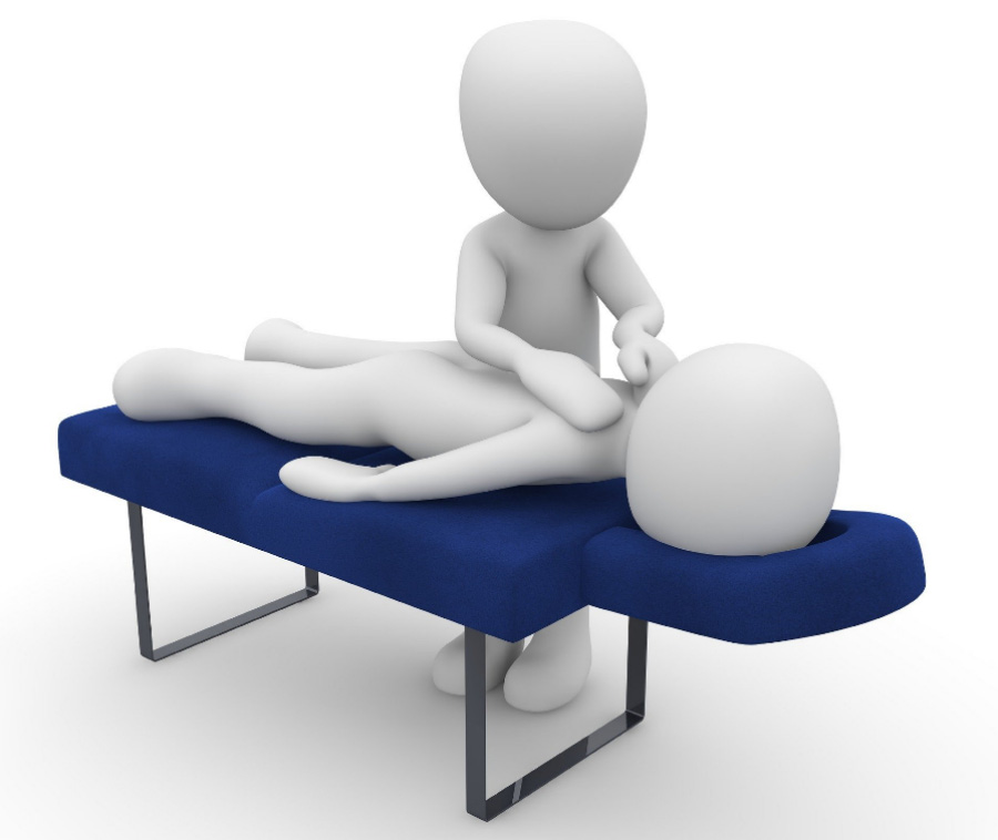 환자가 마사지 침대에 엎드려 있고, 의사가 옆에 서서 환자의 어깨를 마사지 하고 있는 것을 형상화 한 인형 사진