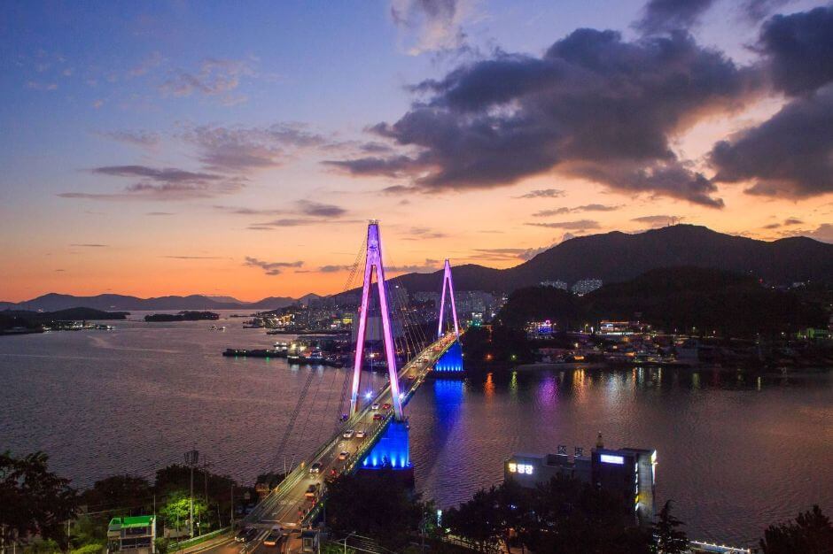 여수 돌산공원에서 바라보는 밤의 해안도시와 광의 결이 이루는 야경 감상의 깊이