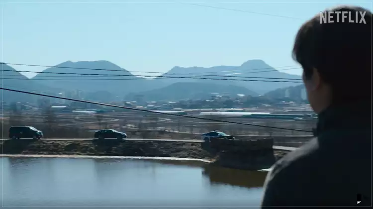 넷플릭스-시리즈-선산-사이렌을-울리며-현장으로-오고있는-경찰차를-바라보는-성준