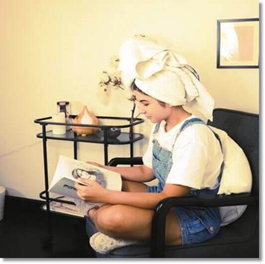 아로마 요법 치료 받는 여성