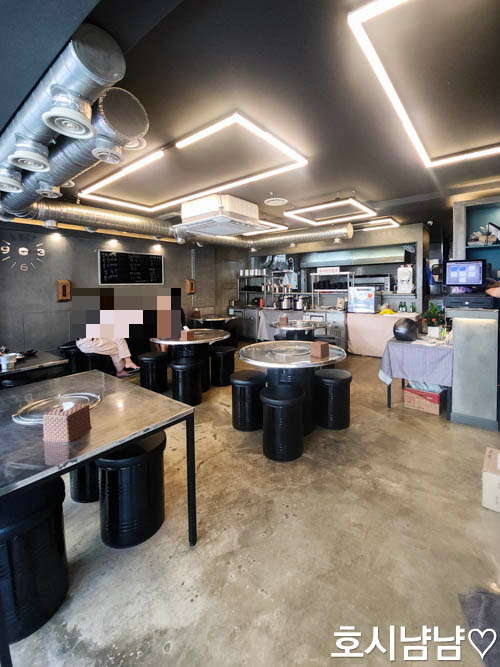 더우개식당 내부 전경과 식탁 좌석 모습