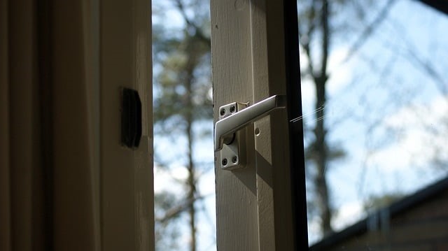 규칙적으로 환기를 하는 모습