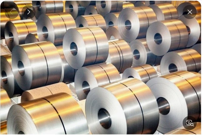 산업 창고에 정리된 대형 철강 코일, 중국 철강 감산과 한국 기업 호재를 상징