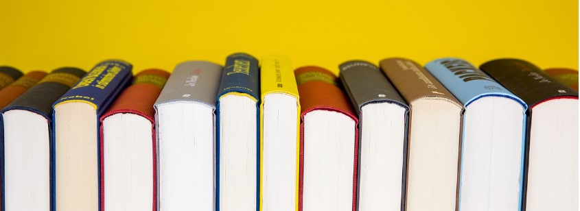 책들이 가지런히 놓여 있는 사진