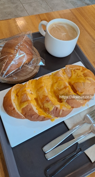 체다치즈빵이에요.