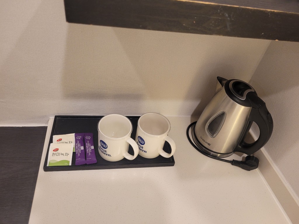 베스트웨스턴 제주 호텔 객실 전기포트와 머그컵 제공