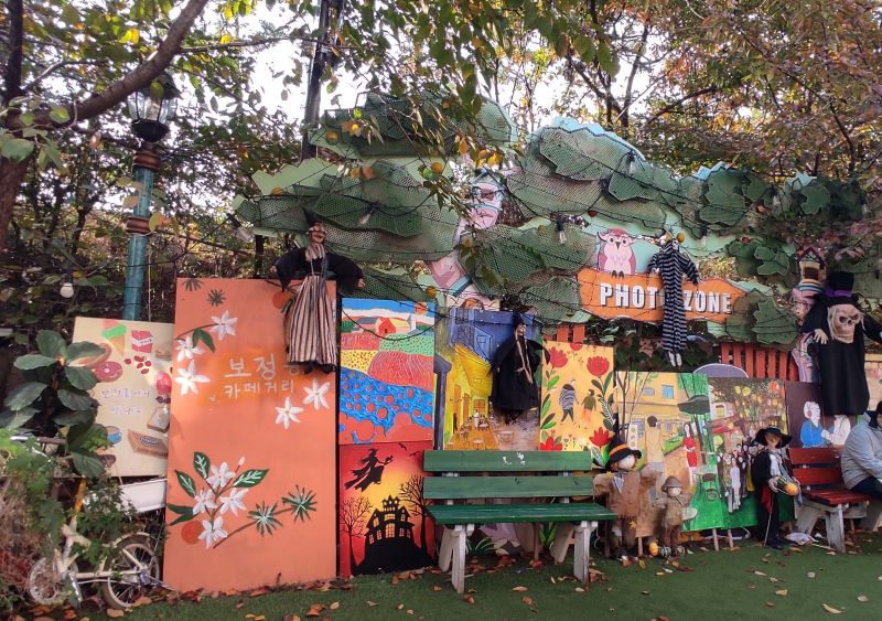포토존 할로윈 때모습 해골들과 유령들을 그려넣은포스터로 장식되어있음