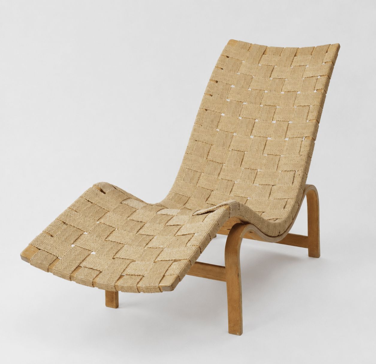 브루노 마트손의 《Reclining Chair No. 36》을 재현한 이미지, 곡선형 목재 프레임 위에 베이지색 직조 밴드를 엮어 만든 긴 등받이와 좌석
