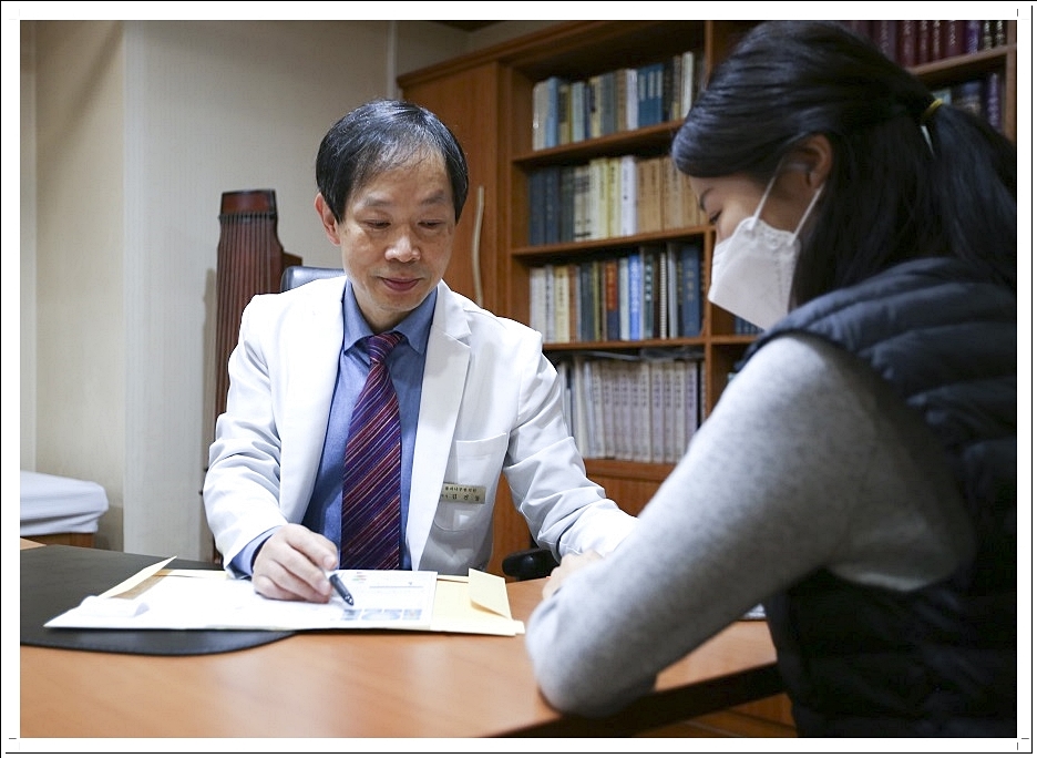 진료 상담 중인 한의사와 환자의 모습