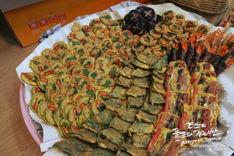 타뇨의셀프웨딩 타뇨 돌프 타뇨의돌프와걷는시간 부케 부토니에 목화부케 겨울부케 겨울결혼식 결혼식 한복드레스 한복 웨딩드레스 한복웨딩드레스 웨딩족두리 셀프웨딩 결혼준비 셀프웨딩메이크업 셀프웨딩헤어 웨딩브로치 면사포 쪽머리 다음블로거 구글애드센스 구글블로거 티스토리 파워블로그 이바지음식 답바지음식 전굽기 예쁜전 모듬전 자매전집 고기산적꼬치 깻잎완자전 표고완자전 버섯전 호박완자전