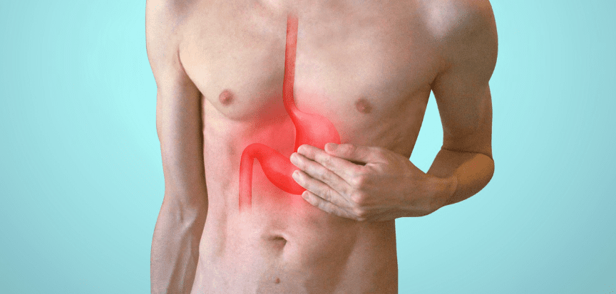 손을 명치에 올리고 복통을 호소하는 남자