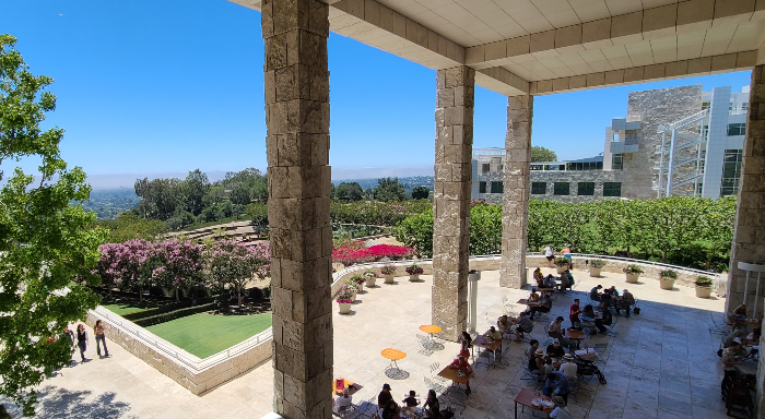 위에서 내려다 본 가든 테라스 카페의 모습. 오른쪽으로는 카페에 마련된 실외 테이블과 의자가 그늘에 마련되어 있고, 왼쪽으로는 게티 센터의 정원이 보인다.