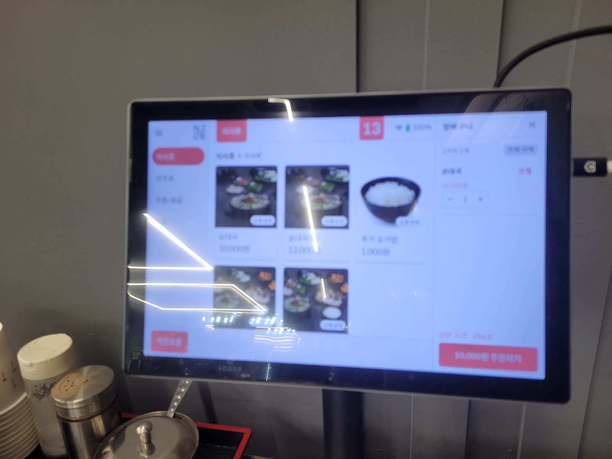 테이블 위 주문용 키오스크