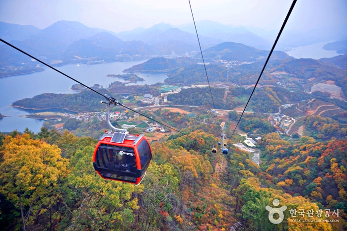 산위로 케이블카가 올라가고 있다.