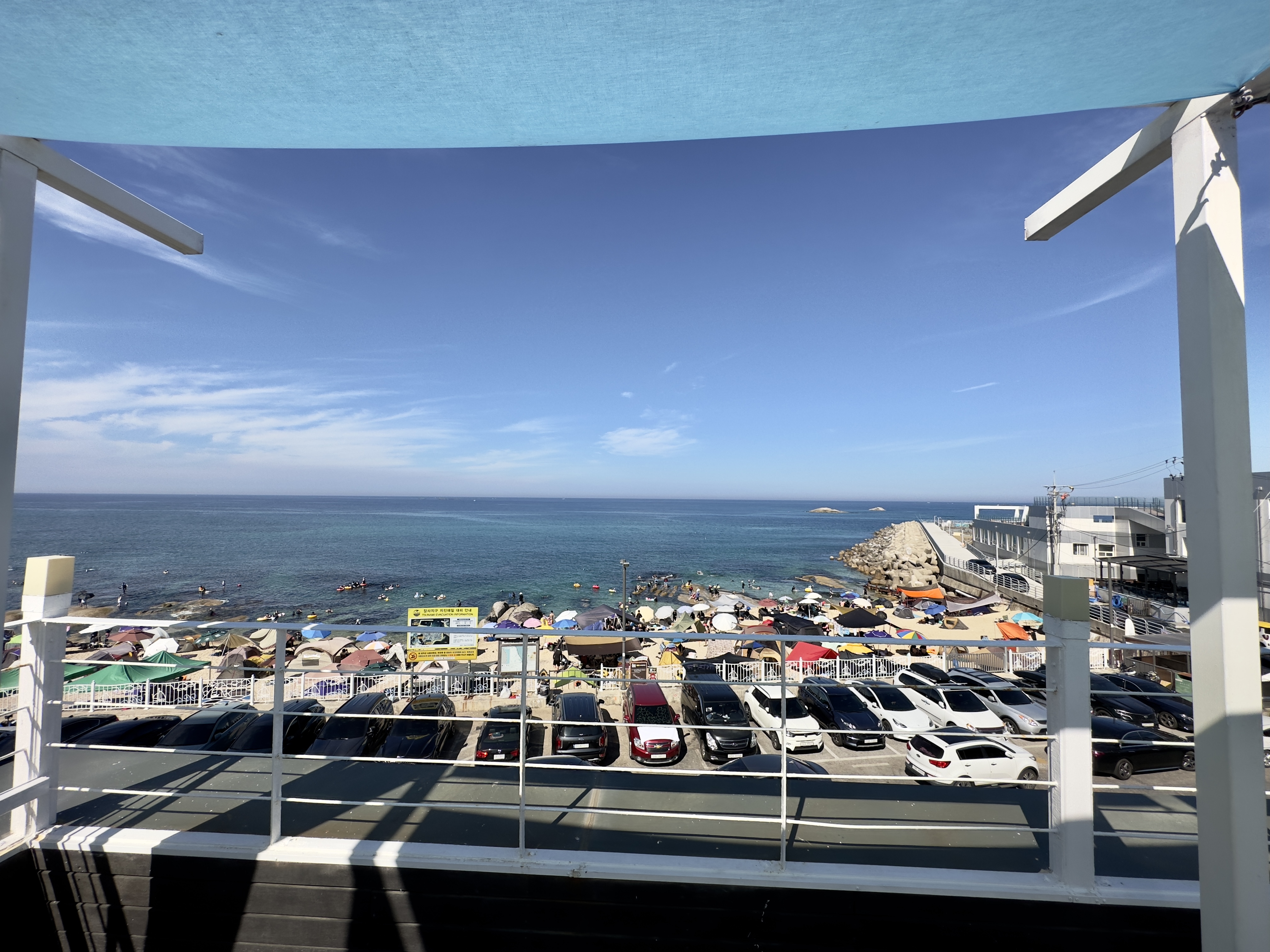 어나더블루 3층 루프탑에서 바라본 속초 장사항 바다