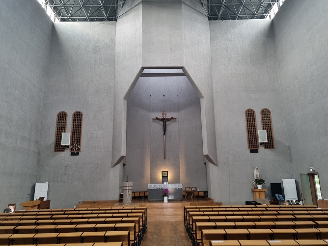 청주 신봉동성당 성전 안 제대, 제단 십자고상, 감실 사진