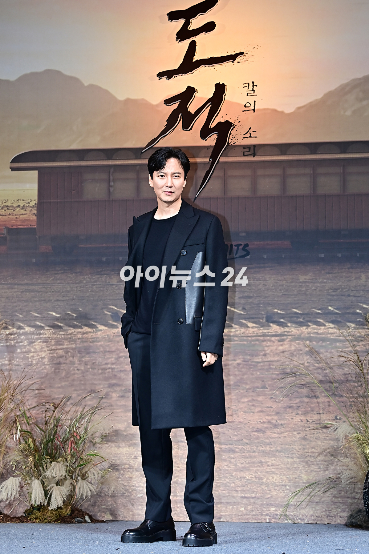 배우 김남길이 19일 오전 서울 중구 엠배서더 서울 풀만에서 열린 넷플릭스 &#39;도적: 칼의 소리&#39; 제작발표회에서 포토타임을 갖고 있다. [사진=곽영래 기자]