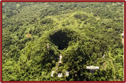 하늘에서-바라본-하이난-하이커우-유네스코-세계지질공원-화산-분화구