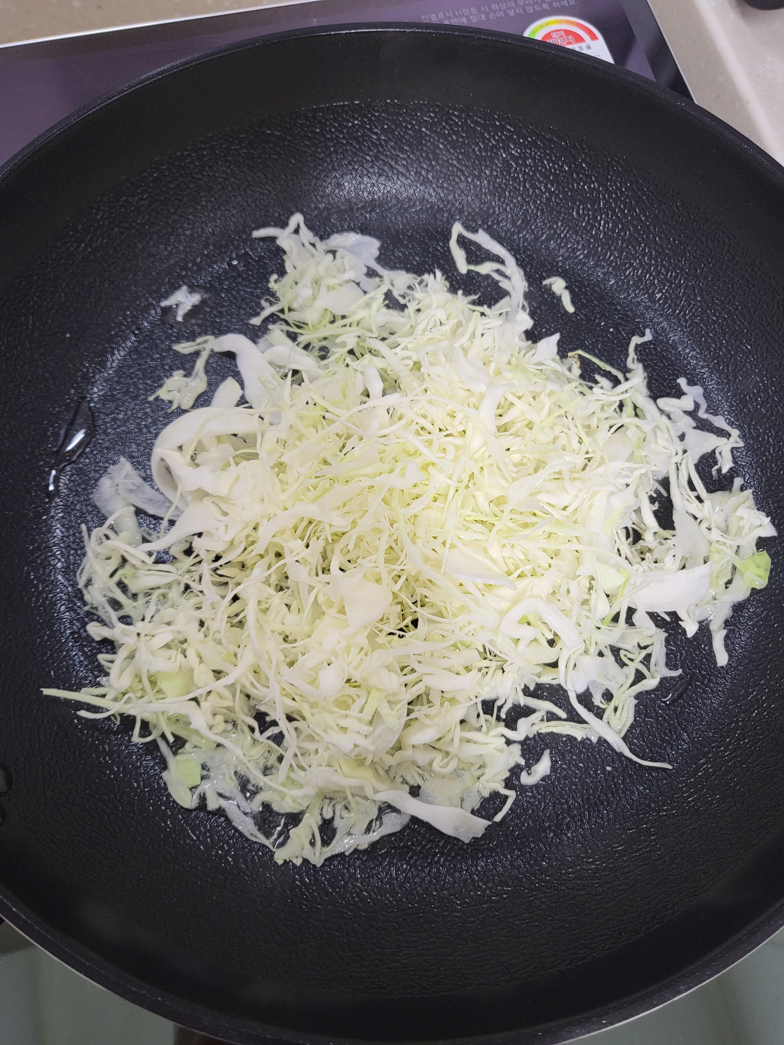 후라이팬 위 양배추