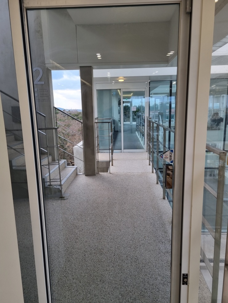 다른-건물로-이동할-수-있는-통로