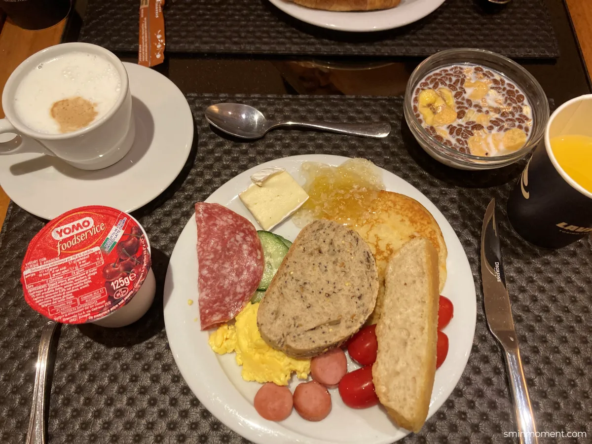 라우루스알두오모호텔-조식메뉴-카푸치노-요거트-살라미-소세지-에그스크램블-토마토-오이-치즈-바게트-팬케이크-시리얼-오렌지주스