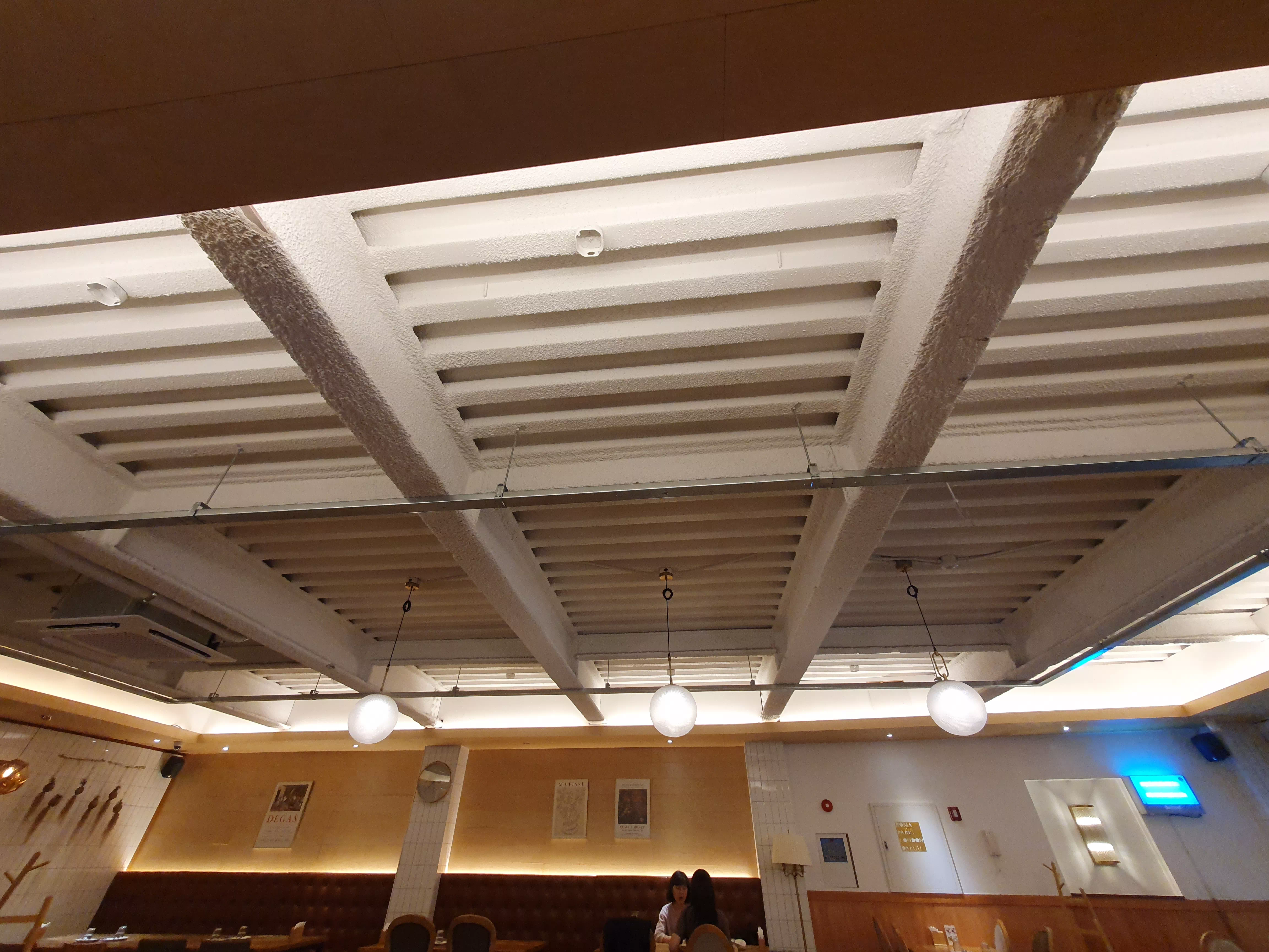 서양식당 대구 반월당점 내부 천장 인테리어