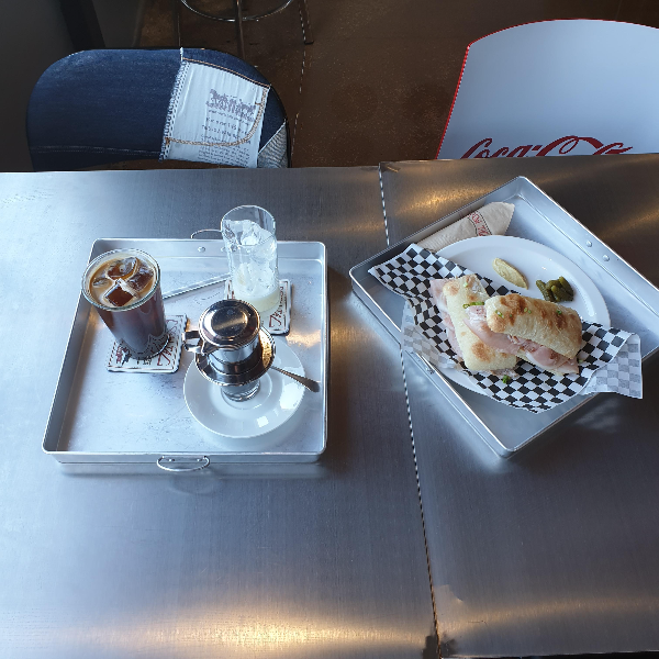 양양 카페 데님 서프 보드스 (Denim Surf boards)_ 주문한 아이스 아메리카노, 카페 쓰어다, 잠봉뵈르