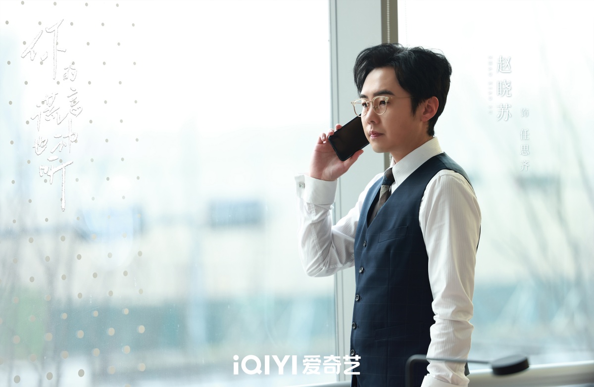 니적황언야청동-매니저-전화하는 모습