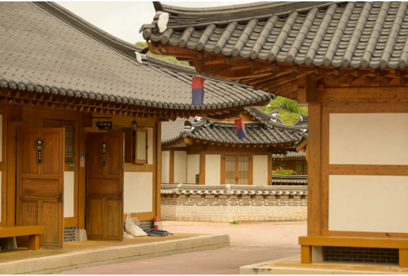 대한민국의 숨은 명소 中 한옥마을 같은 고즈넉한 한옥집들이 여러 개 있는 풍경 사진
