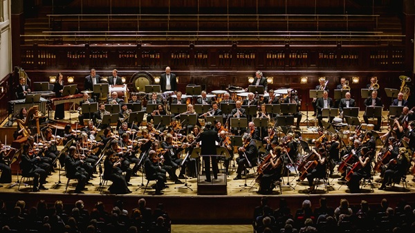 잘 알려지지 않은 교향곡을 연주하는 대편성 오케스트라