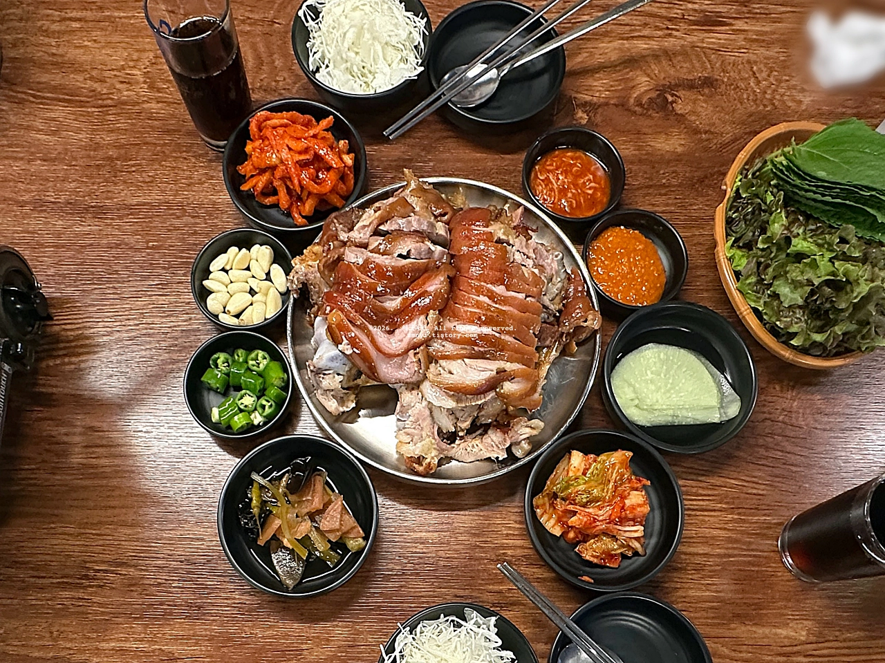 만족오향족발 사당역점의 오향족발 앞발 한상차림을 테이블 위에서 수직으로 촬영한 사진