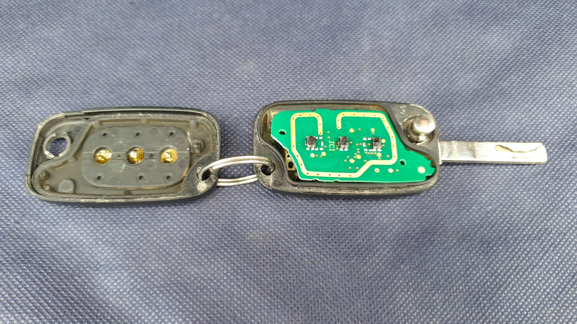 리모컨 덮게 열린 모습