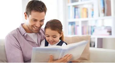 아빠와 딸이 함께 책을 읽고 있는 모습