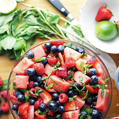 수박과 베리, 허브 등이 들어간 상큼한 여름 과일 샐러드