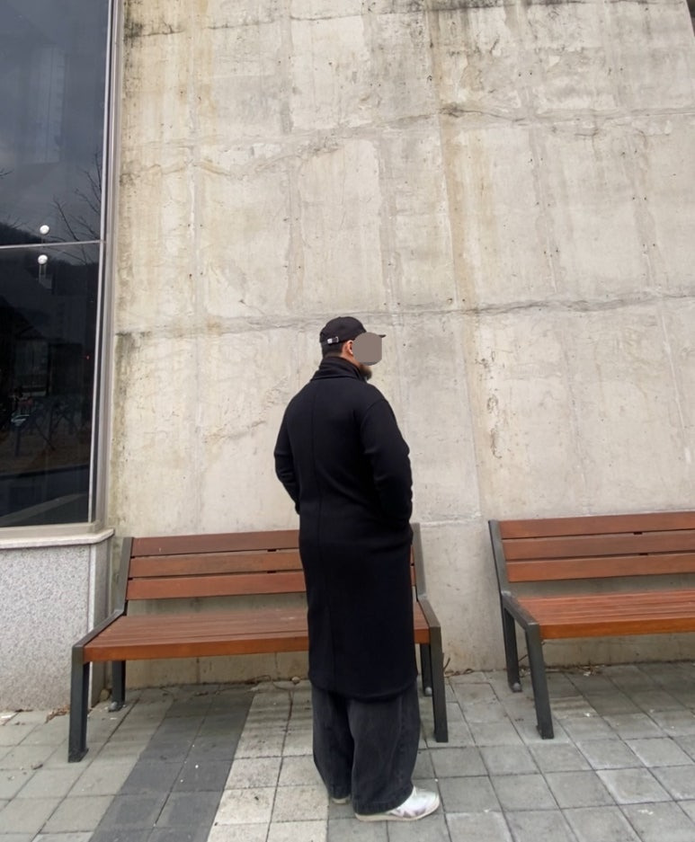 데일리룩('26.1.9.)에페 빈티지 할리우드 스타 볼캡, 아이라이크큐 빈티지 목도리 머플러, 시그니처 울 롱코트, 무신사스탠다드 벌룬 팬츠, 아식스 오니츠카타이거 멕시코66 실버