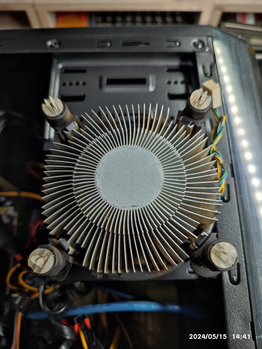 기존의 인텔 CPU가 담배 연기로 많이 오염된 상태입니다.