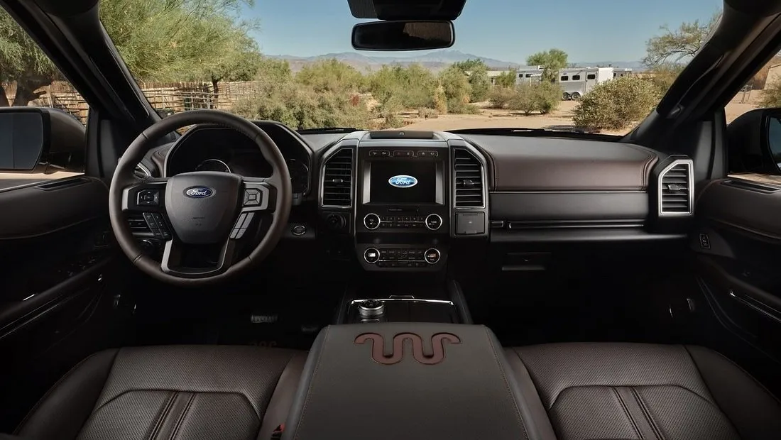 구형 익스페디션 실내