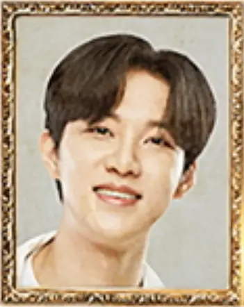 미스터트롯2-
금빛액자안 흰색 셔츠 입고 환하게 웃고있는 추혁진