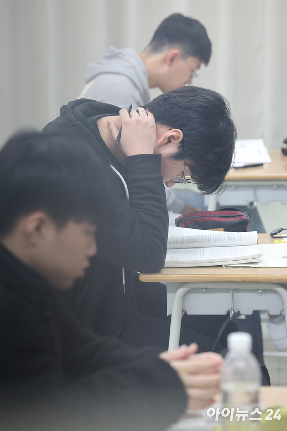 2024학년도 대학수학능력시험(수능시험)이 16일 전국 84개 시험지구 1,279개 시험장에서 일제히 열린 가운데 서울 용산구 용산고등학교(제15시험지구 제7시험장)에서 수험생들이 마지막 점검을 하고 있다. [사진=아이뉴스24 포토DB]