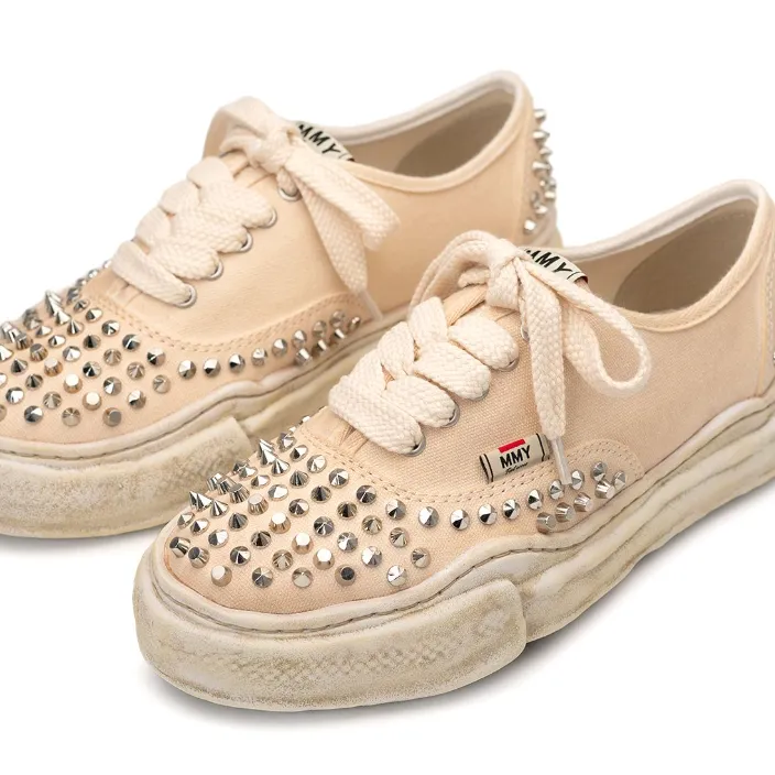 메종 미하라 베이커 스터드 스니커즈