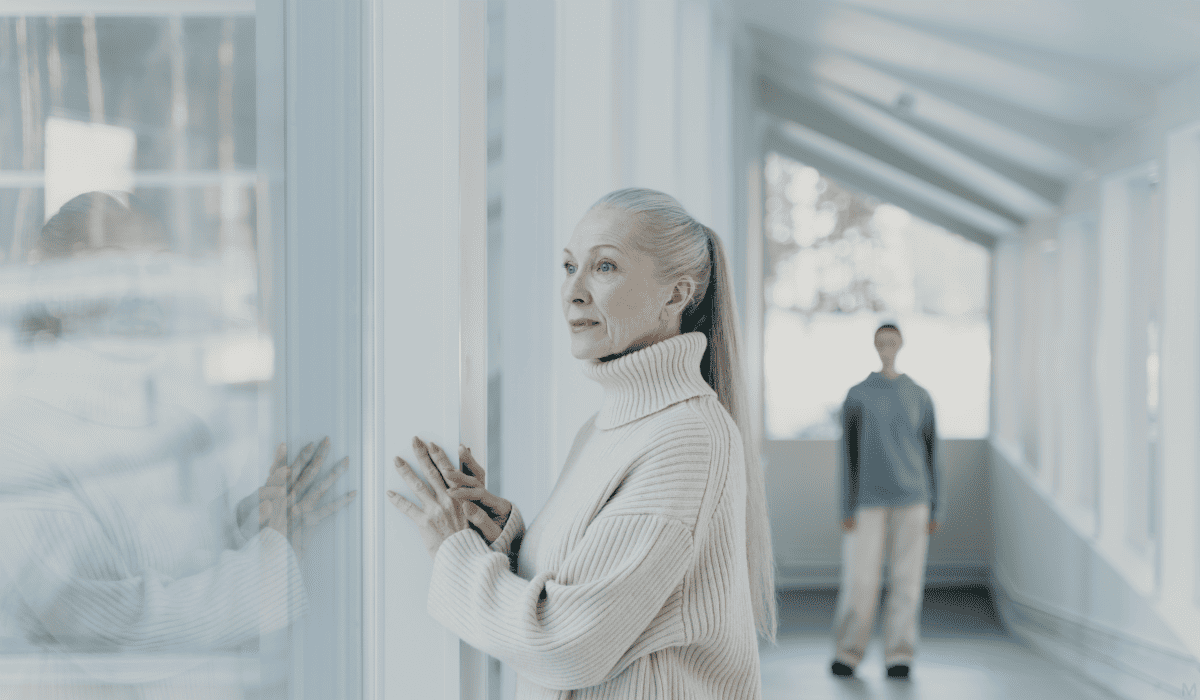 창밖을보는노인