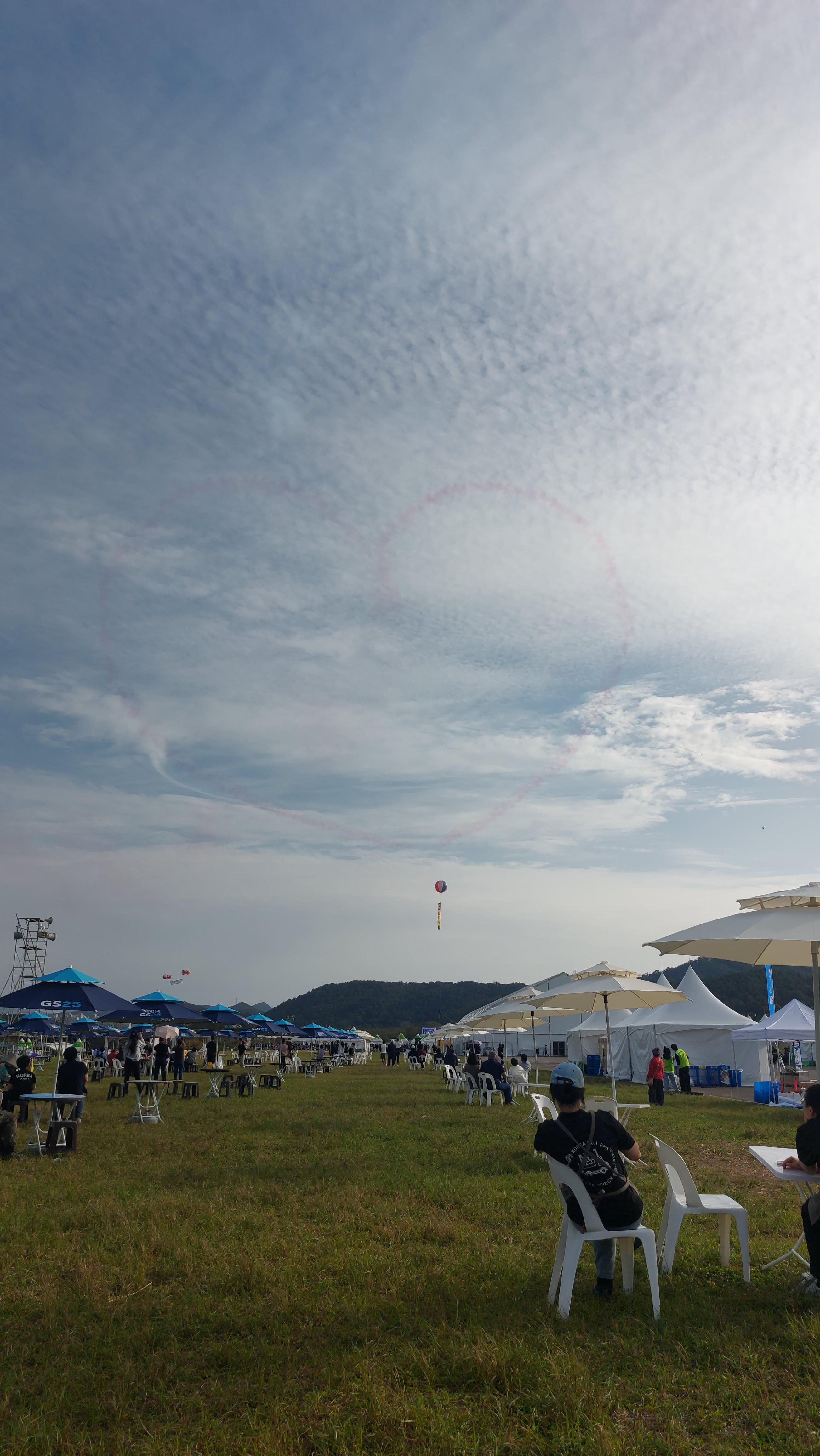 블랙이글스 에어쇼 하트 만들었어!