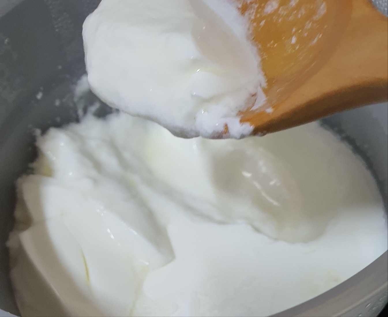 완성된 요거트를 숟가락으로 뜬 모습